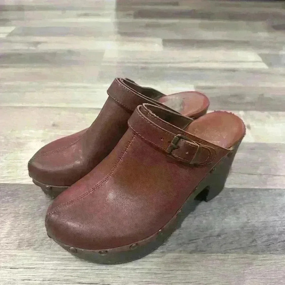 TRUE CRAFT Blair Heeled Clog Size 6 1/2 Brown Accent Buckle Strap Brass Studs - Picture 1 of 4